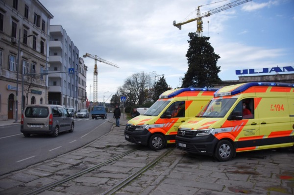 Pula: Djelatnici Hitne pomoći sirenama prosvjedovali jer su jedina hitna služba u Hrvatskoj čiji zaposlenici nemaju beneficirani radni staž