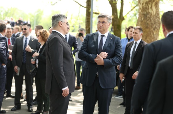 Predsjednik Milanović i premijer Plenković razmijenili nekoliko riječi u Jasenovcu Predsjednik Milanović i premijer Plenković razmijenili nekoliko riječi u Jasenovcu