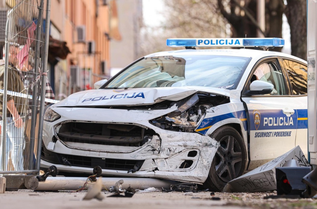 Zagreb: Na križanju Ilice i Ulice Ivana Cankara sudarili su se osobno i policijsko vozilo Zagreb: Na križanju Ilice i Ulice Ivana Cankara sudarili su se osobno i policijsko vozilo