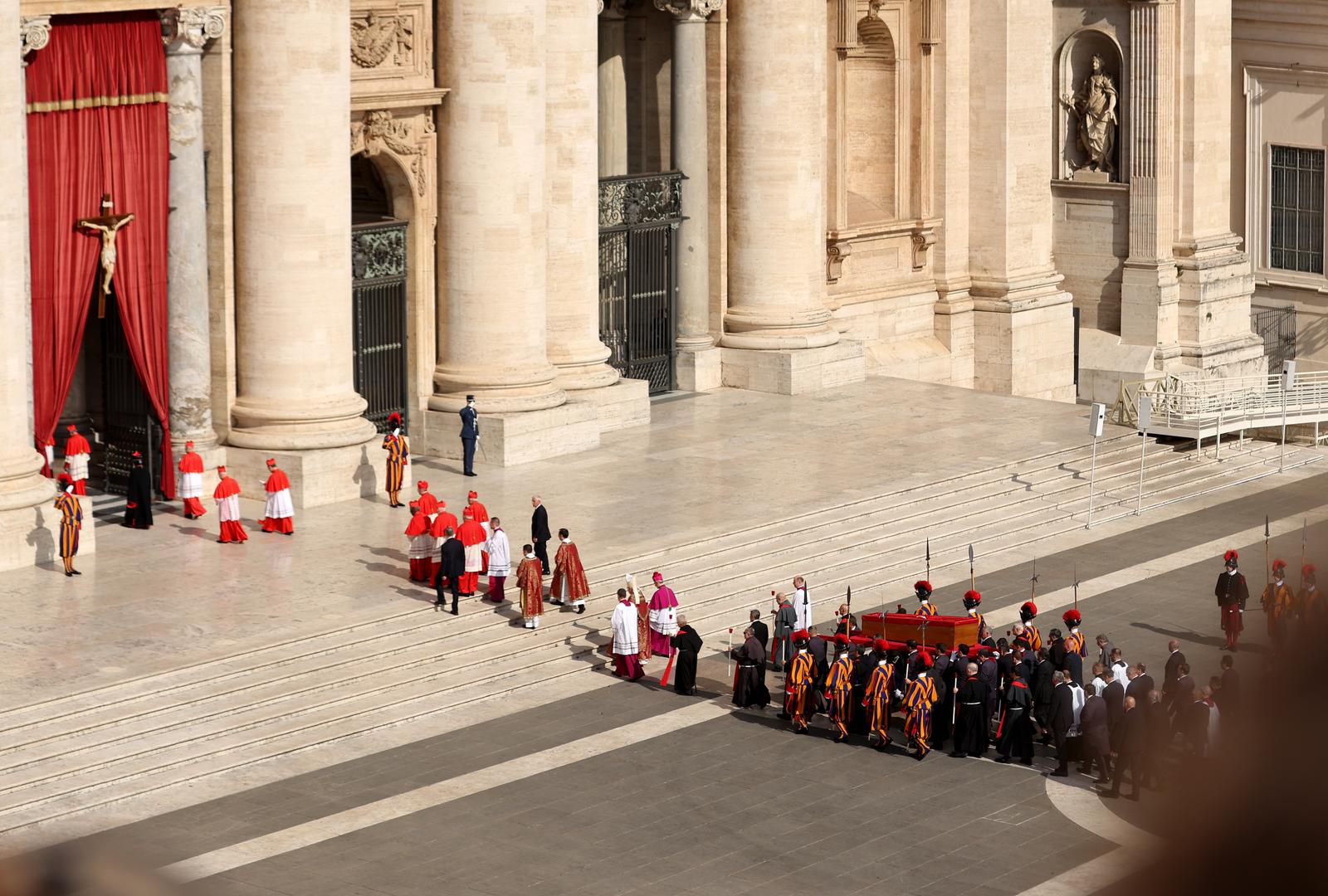Rim: Tijelo pape Franje u procesiji premješteno u baziliku sv. Petra Rim: Tijelo pape Franje u procesiji premješteno u baziliku sv. Petra