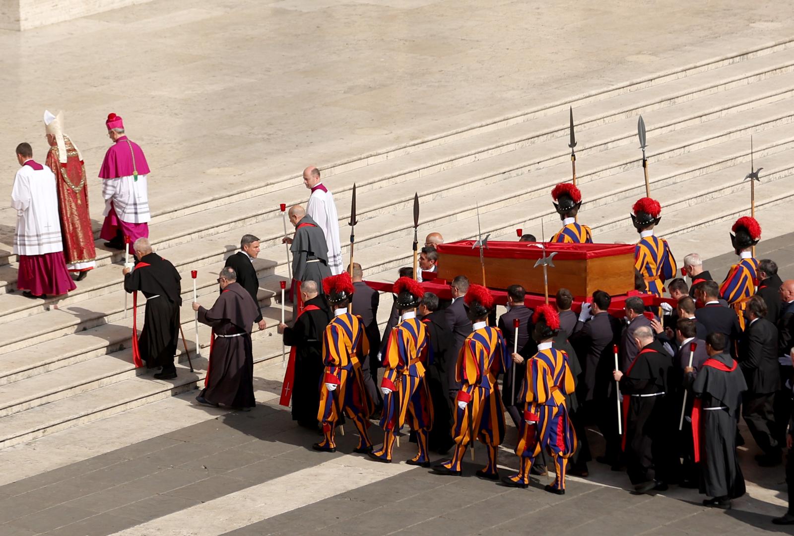 Rim: Tijelo pape Franje u procesiji premješteno u baziliku sv. Petra Rim: Tijelo pape Franje u procesiji premješteno u baziliku sv. Petra