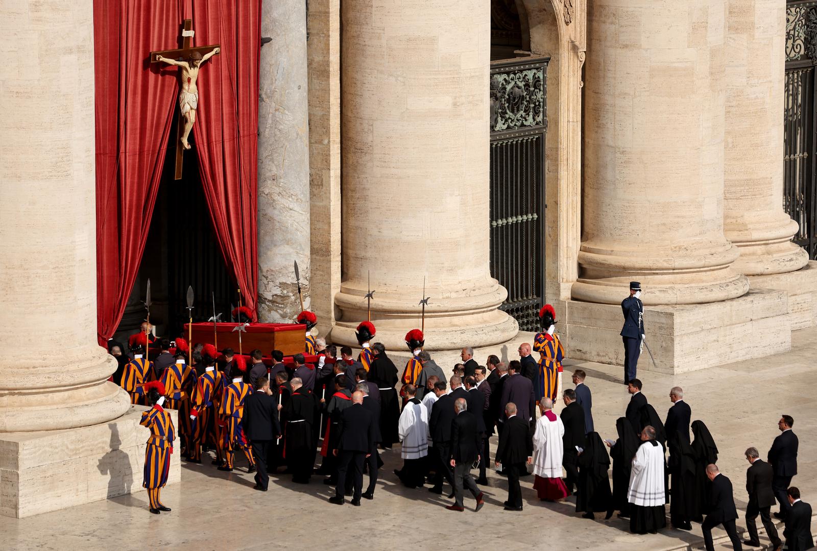 Rim: Tijelo pape Franje u procesiji premješteno u baziliku sv. Petra Rim: Tijelo pape Franje u procesiji premješteno u baziliku sv. Petra