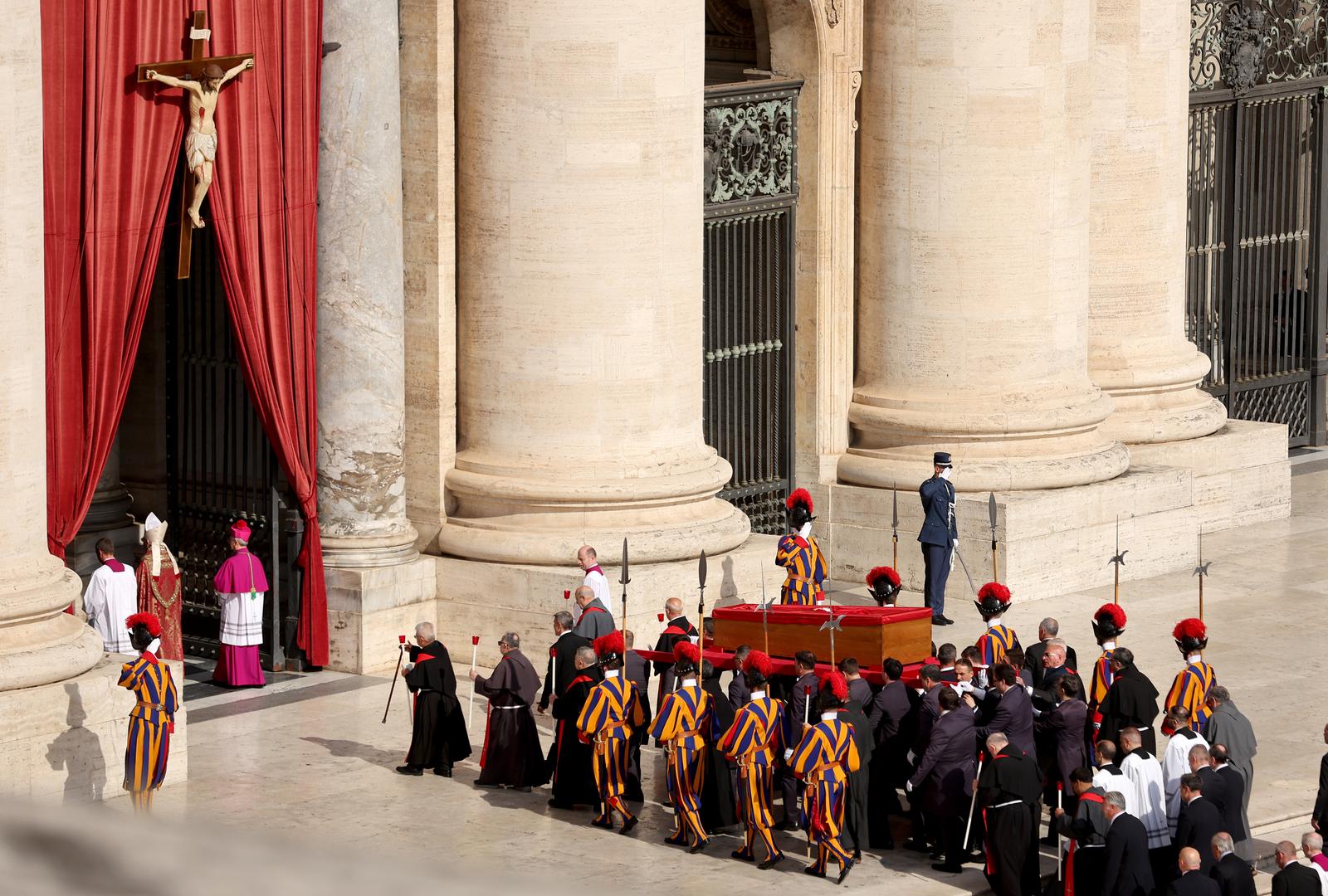 Rim: Tijelo pape Franje u procesiji premješteno u baziliku sv. Petra Rim: Tijelo pape Franje u procesiji premješteno u baziliku sv. Petra