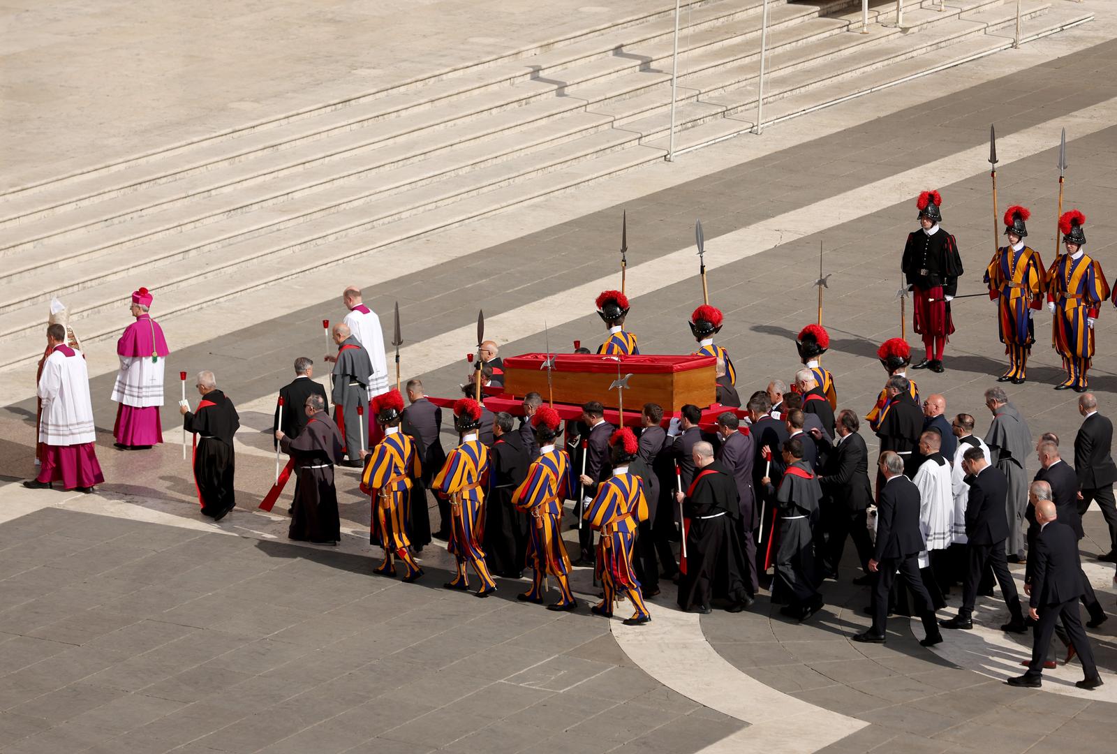Rim: Tijelo pape Franje u procesiji premješteno u baziliku sv. Petra Rim: Tijelo pape Franje u procesiji premješteno u baziliku sv. Petra