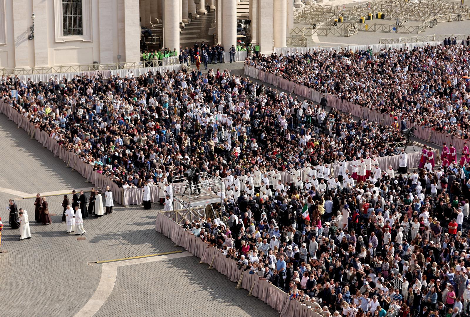 Rim: Tijelo pape Franje u procesiji premješteno u baziliku sv. Petra Rim: Tijelo pape Franje u procesiji premješteno u baziliku sv. Petra