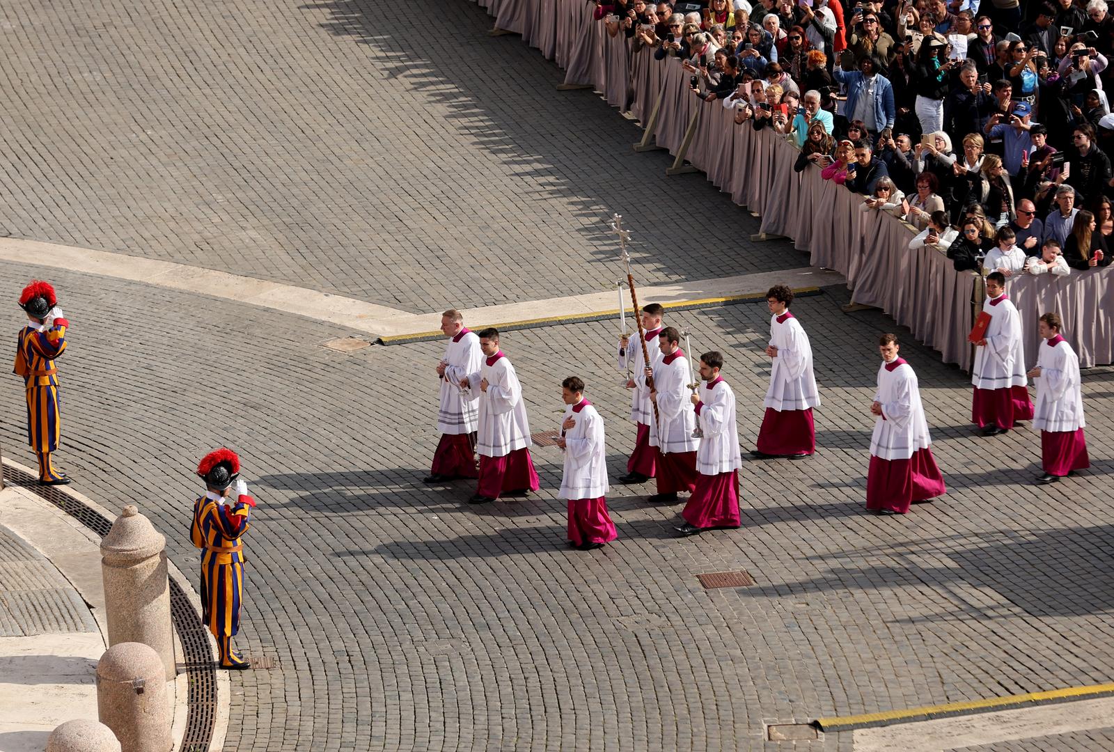 Rim: Tijelo pape Franje u procesiji premješteno u baziliku sv. Petra Rim: Tijelo pape Franje u procesiji premješteno u baziliku sv. Petra