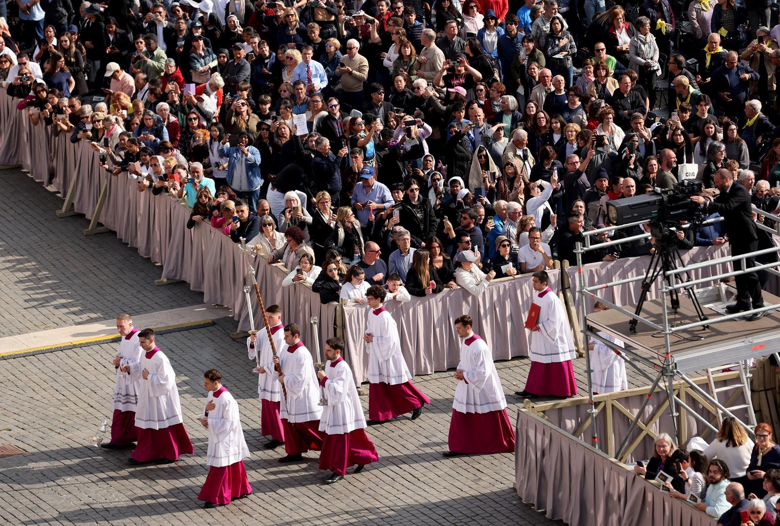 Rim: Tijelo pape Franje u procesiji premješteno u baziliku sv. Petra Rim: Tijelo pape Franje u procesiji premješteno u baziliku sv. Petra
