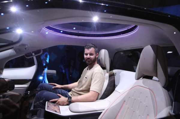 Zagreb: Mate Rimac pozirao zadovoljan u svom robotaksiju “Verne”