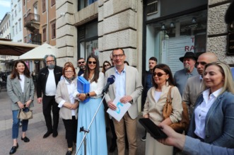 Rijeka: Marko Filipović predaje skupljene potpise za izbore Rijeka: Marko Filipović predaje skupljene potpise za izbore