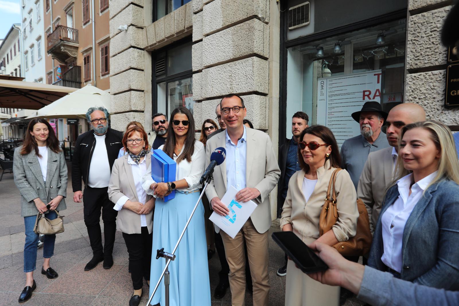Rijeka: Marko Filipović predaje skupljene potpise za izbore Rijeka: Marko Filipović predaje skupljene potpise za izbore