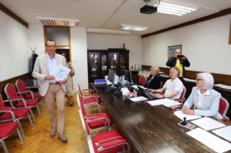 Rijeka: Marko Filipović predaje skupljene potpise za izbore Rijeka: Marko Filipović predaje skupljene potpise za izbore