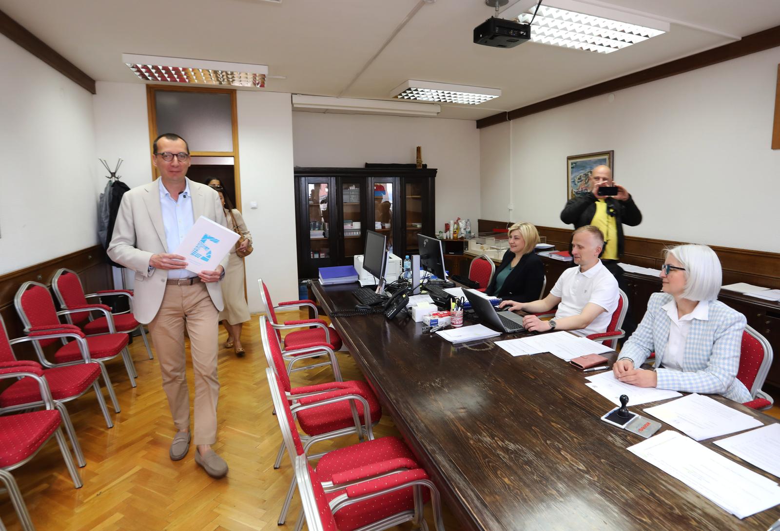 Rijeka: Marko Filipović predaje skupljene potpise za izbore Rijeka: Marko Filipović predaje skupljene potpise za izbore