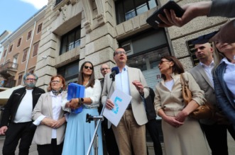 Rijeka: Marko Filipović predaje skupljene potpise za izbore Rijeka: Marko Filipović predaje skupljene potpise za izbore