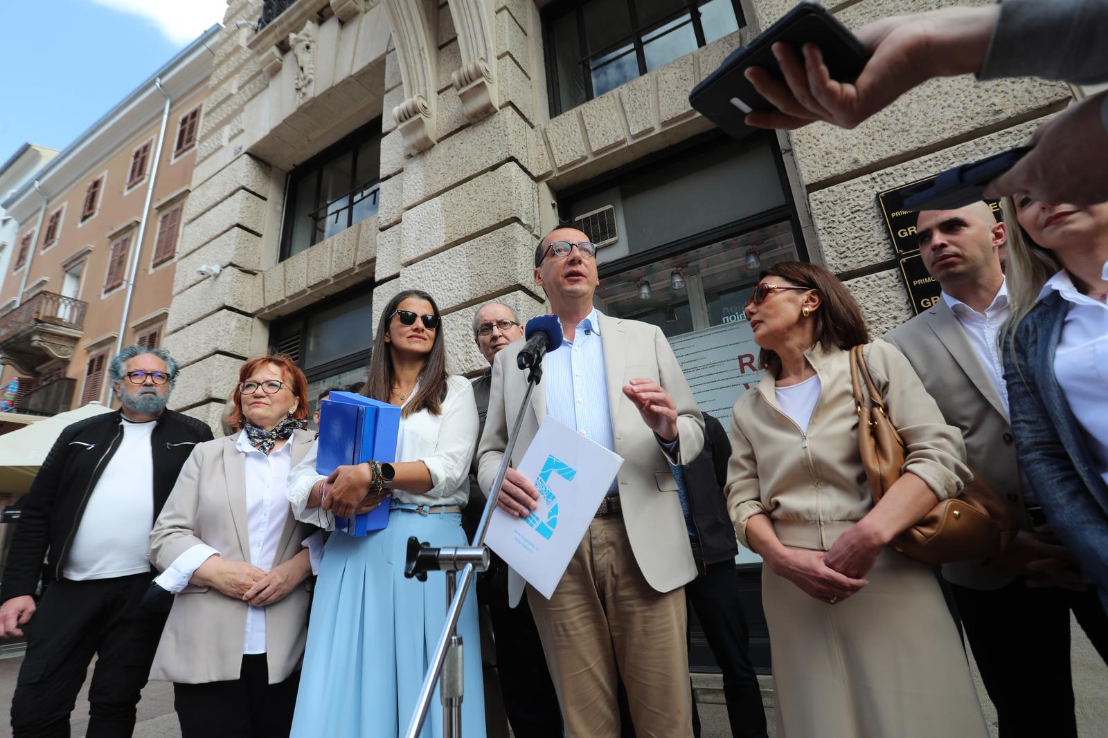 Rijeka: Marko Filipović predaje skupljene potpise za izbore Rijeka: Marko Filipović predaje skupljene potpise za izbore