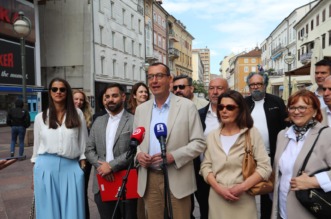 Rijeka: Marko Filipović predaje skupljene potpise za izbore Rijeka: Marko Filipović predaje skupljene potpise za izbore