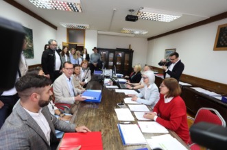 Rijeka: Marko Filipović predaje skupljene potpise za izbore Rijeka: Marko Filipović predaje skupljene potpise za izbore