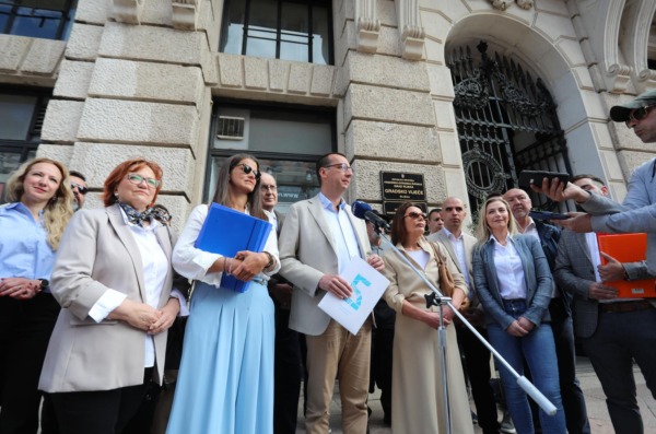 Rijeka: Marko Filipović predaje skupljene potpise za izbore Rijeka: Marko Filipović predaje skupljene potpise za izbore