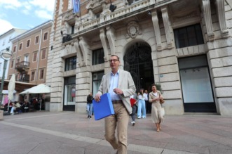 Rijeka: Marko Filipović predaje skupljene potpise za izbore Rijeka: Marko Filipović predaje skupljene potpise za izbore