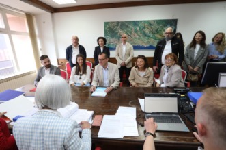 Rijeka: Marko Filipović predaje skupljene potpise za izbore Rijeka: Marko Filipović predaje skupljene potpise za izbore