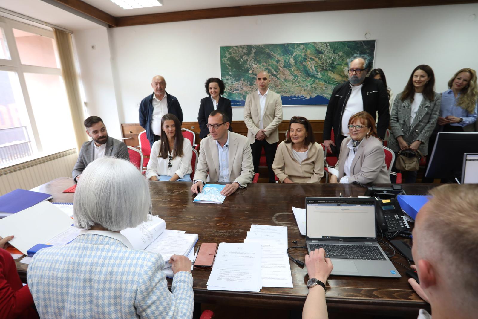 Rijeka: Marko Filipović predaje skupljene potpise za izbore Rijeka: Marko Filipović predaje skupljene potpise za izbore