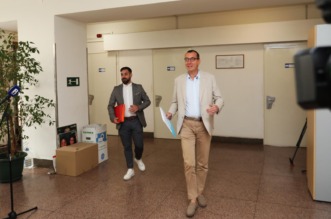 Rijeka: Marko Filipović predaje skupljene potpise za izbore Rijeka: Marko Filipović predaje skupljene potpise za izbore