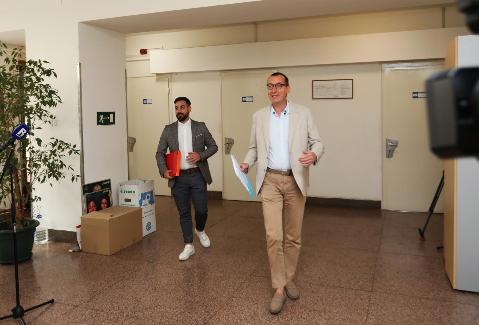 Rijeka: Marko Filipović predaje skupljene potpise za izbore Rijeka: Marko Filipović predaje skupljene potpise za izbore