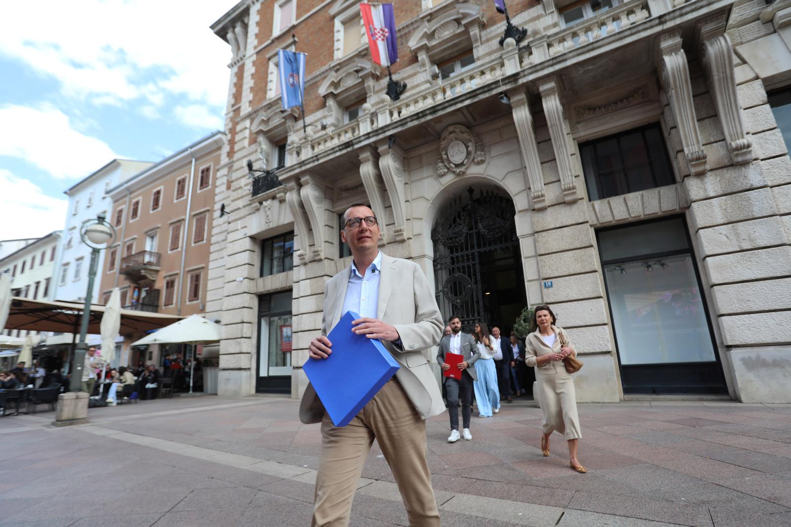 Rijeka: Marko Filipović predaje skupljene potpise za izbore Rijeka: Marko Filipović predaje skupljene potpise za izbore