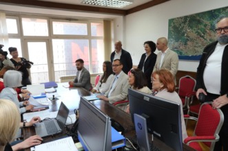 Rijeka: Marko Filipović predaje skupljene potpise za izbore Rijeka: Marko Filipović predaje skupljene potpise za izbore