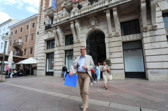 Rijeka: Marko Filipović predaje skupljene potpise za izbore Rijeka: Marko Filipović predaje skupljene potpise za izbore