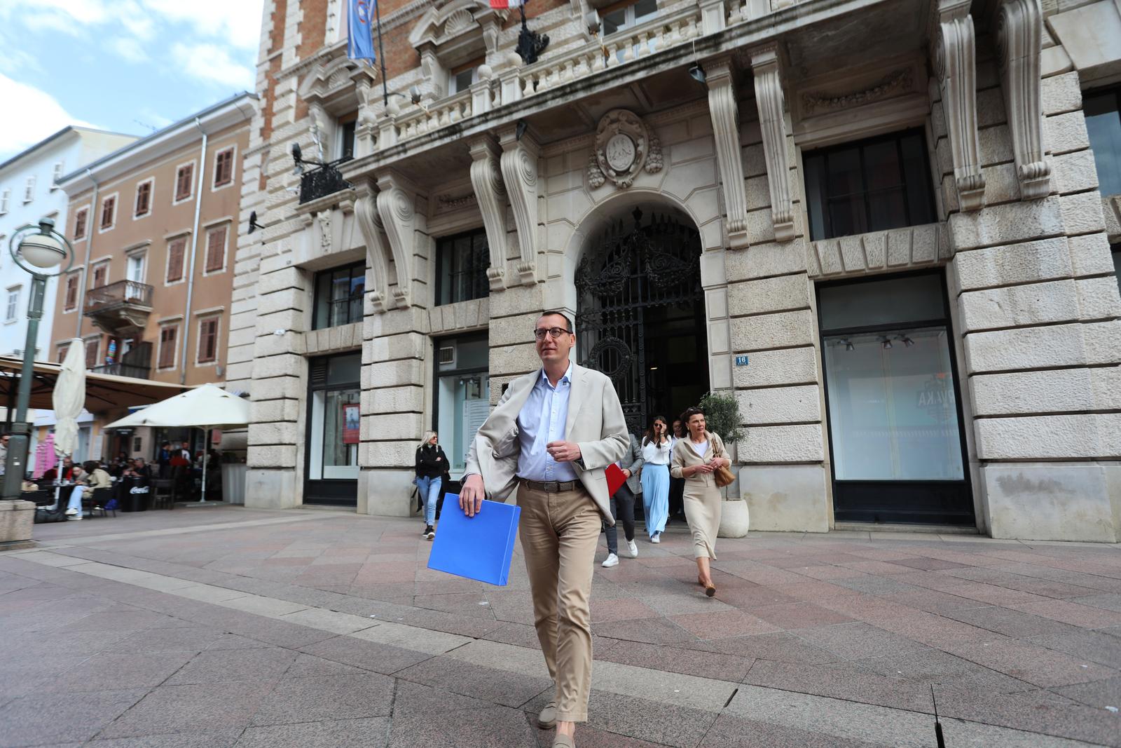 Rijeka: Marko Filipović predaje skupljene potpise za izbore Rijeka: Marko Filipović predaje skupljene potpise za izbore