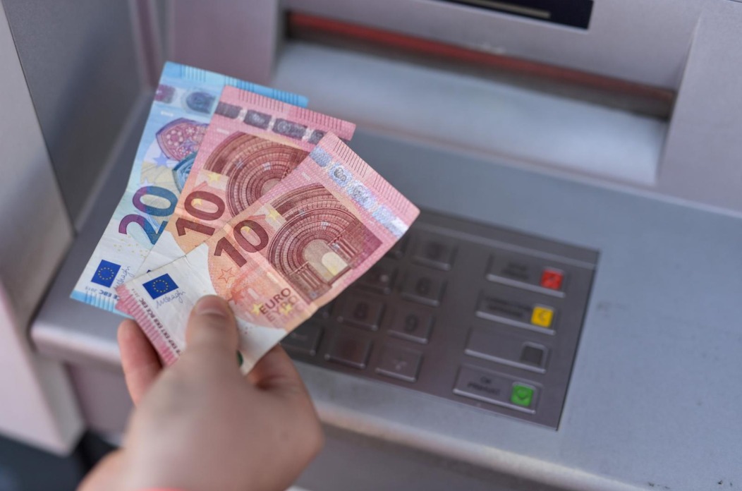Od 1. siječnja euro postaje službena valuta u Hrvatskoj i nakon 29 godina zamijenit će kunu Od 1. siječnja euro postaje službena valuta u Hrvatskoj i nakon 29 godina zamijenit će kunu