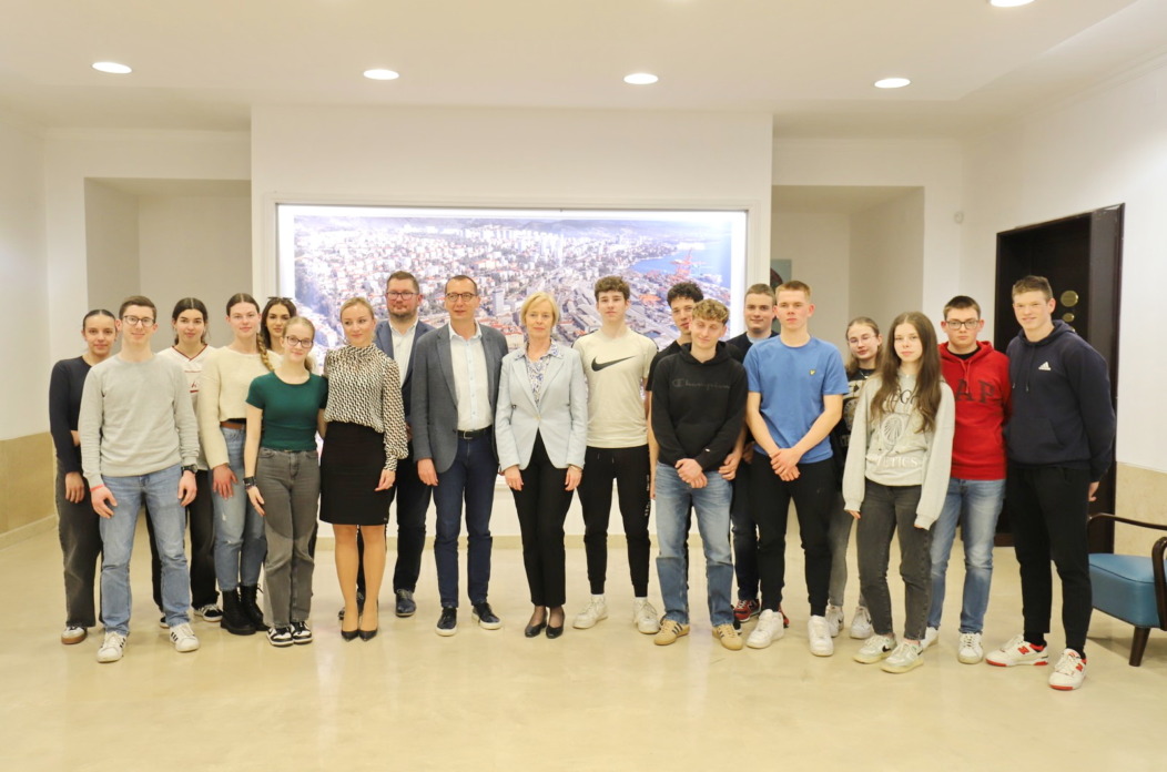 Ucenici-Prve-susacke-hrvatske-gimnazije-u-razgovoru-s-rijeckim-gradonacelnikom-18 Ucenici-Prve-susacke-hrvatske-gimnazije-u-razgovoru-s-rijeckim-gradonacelnikom-18