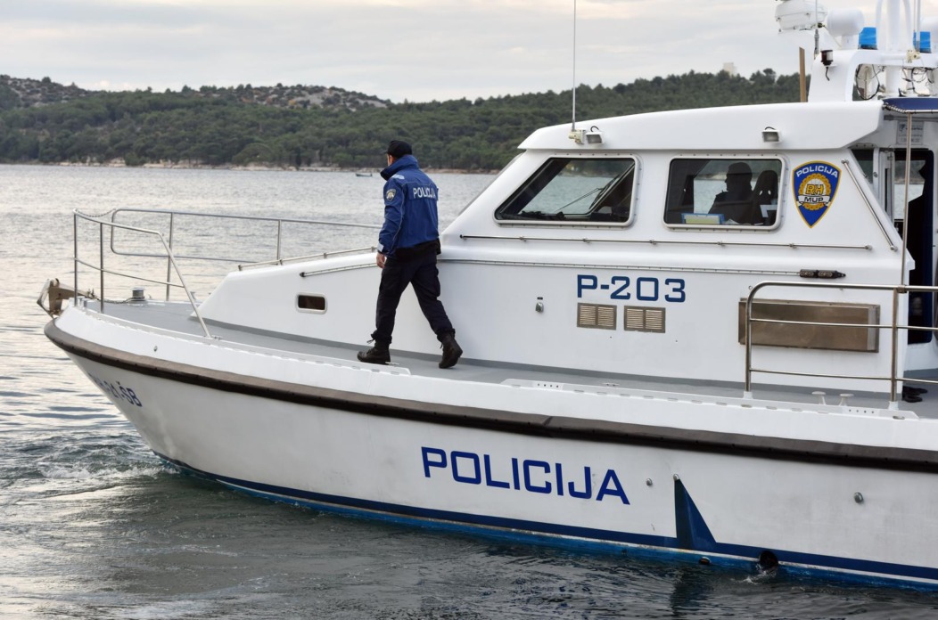 Policijski brod Krapanj u ophodnji ibenskim kanalom Policijski brod Krapanj u ophodnji ibenskim kanalom