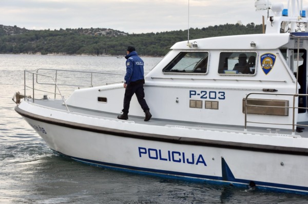 Policijski brod Krapanj u ophodnji ibenskim kanalom