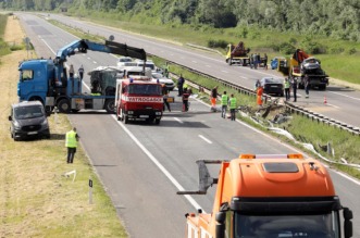 U sudaru autobusa i auta na A3 dvije osobe poginule, više ozlijeđenih U sudaru autobusa i auta na A3 dvije osobe poginule, više ozlijeđenih