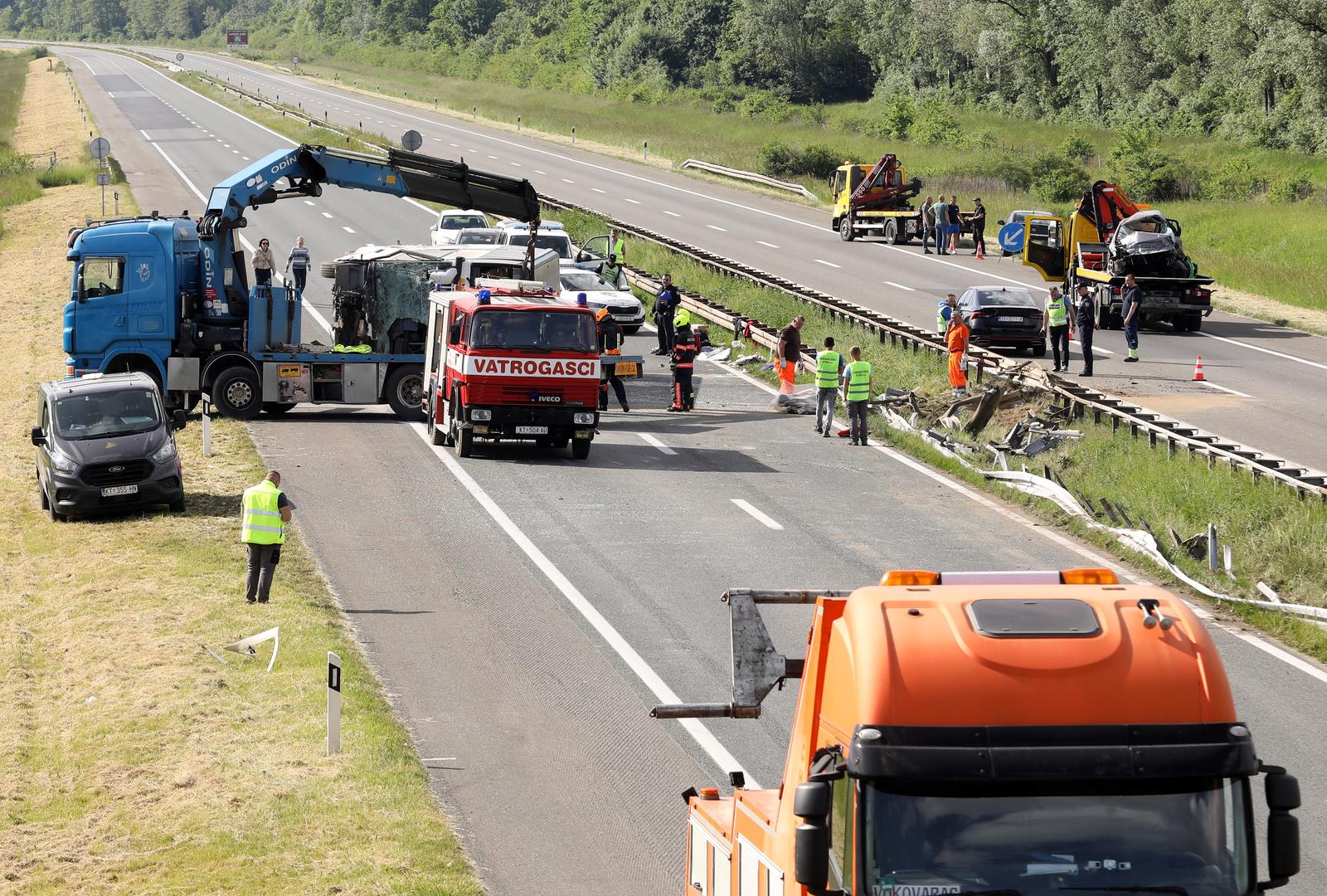 U sudaru autobusa i auta na A3 dvije osobe poginule, više ozlijeđenih U sudaru autobusa i auta na A3 dvije osobe poginule, više ozlijeđenih