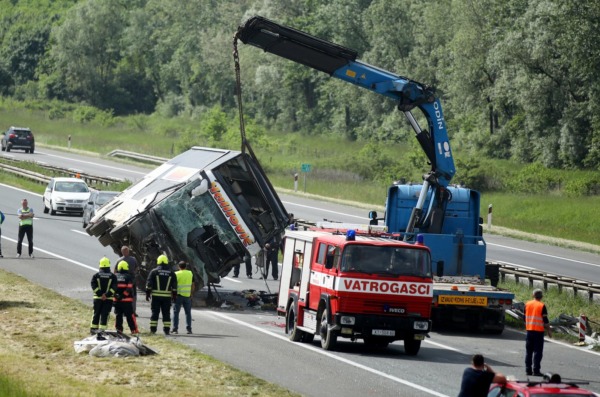 U sudaru autobusa i auta na A3 dvije osobe poginule, više ozlijeđenih