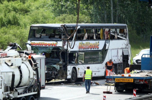 U sudaru autobusa i auta na A3 dvije osobe poginule, više ozlijeđenih