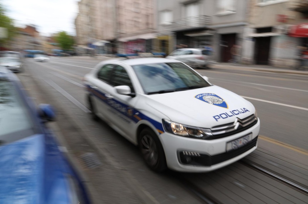 Zagreb: Privođenje osoba uhićenih zbog sumnje na manipuliranje putnim nalozima u Ministarstvu vanjskih poslova Zagreb: Privođenje osoba uhićenih zbog sumnje na manipuliranje putnim nalozima u Ministarstvu vanjskih poslova