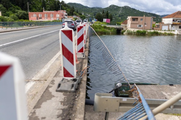 Podgradina: Autom sletjeli u Malu Neretvu, poginule tri osobe Podgradina: Autom sletjeli u Malu Neretvu, poginule tri osobe