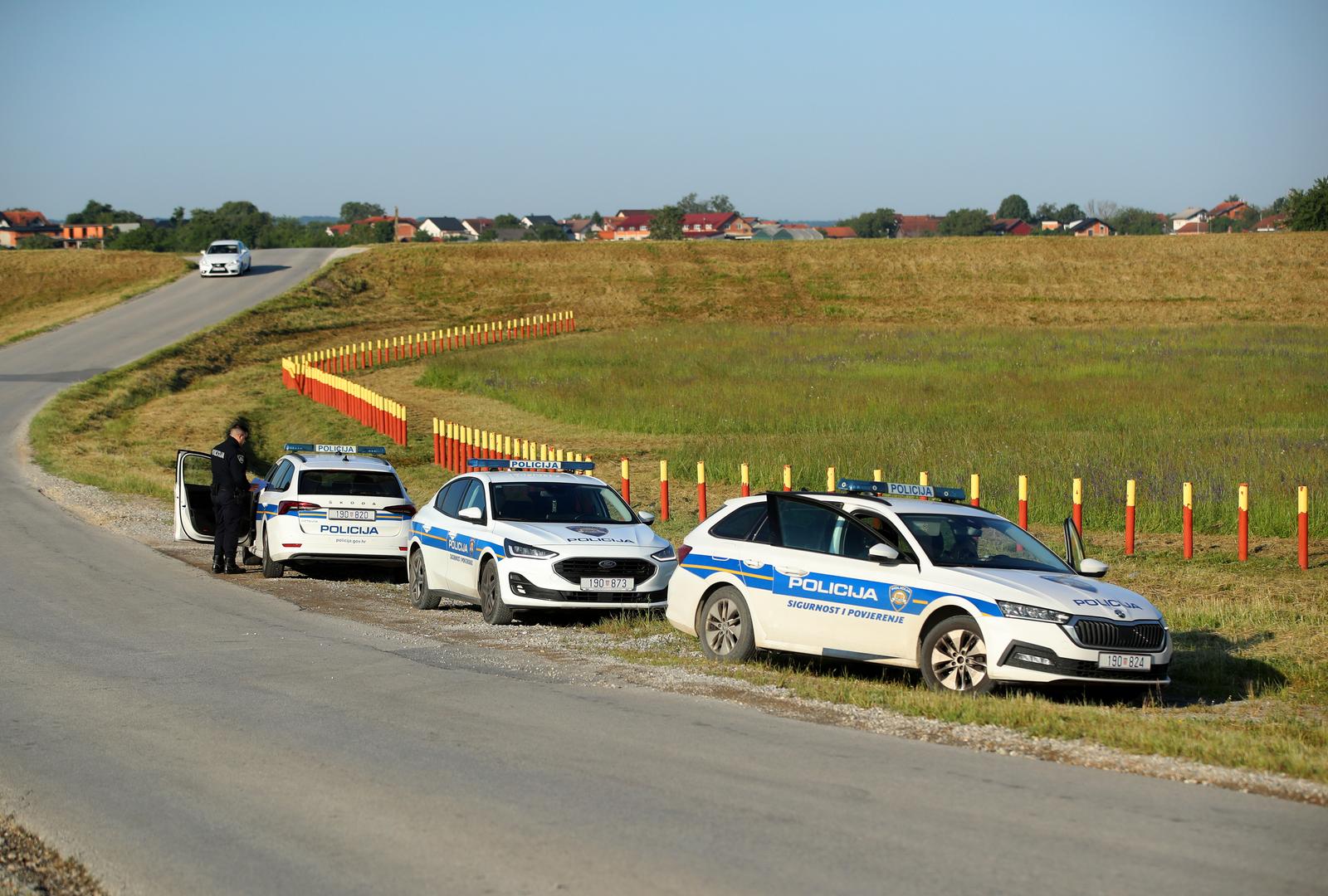 Zagreb: Policijski očevid uz dva zapaljena automobila u Odranskom Obrežu Zagreb: Policijski očevid uz dva zapaljena automobila u Odranskom Obrežu