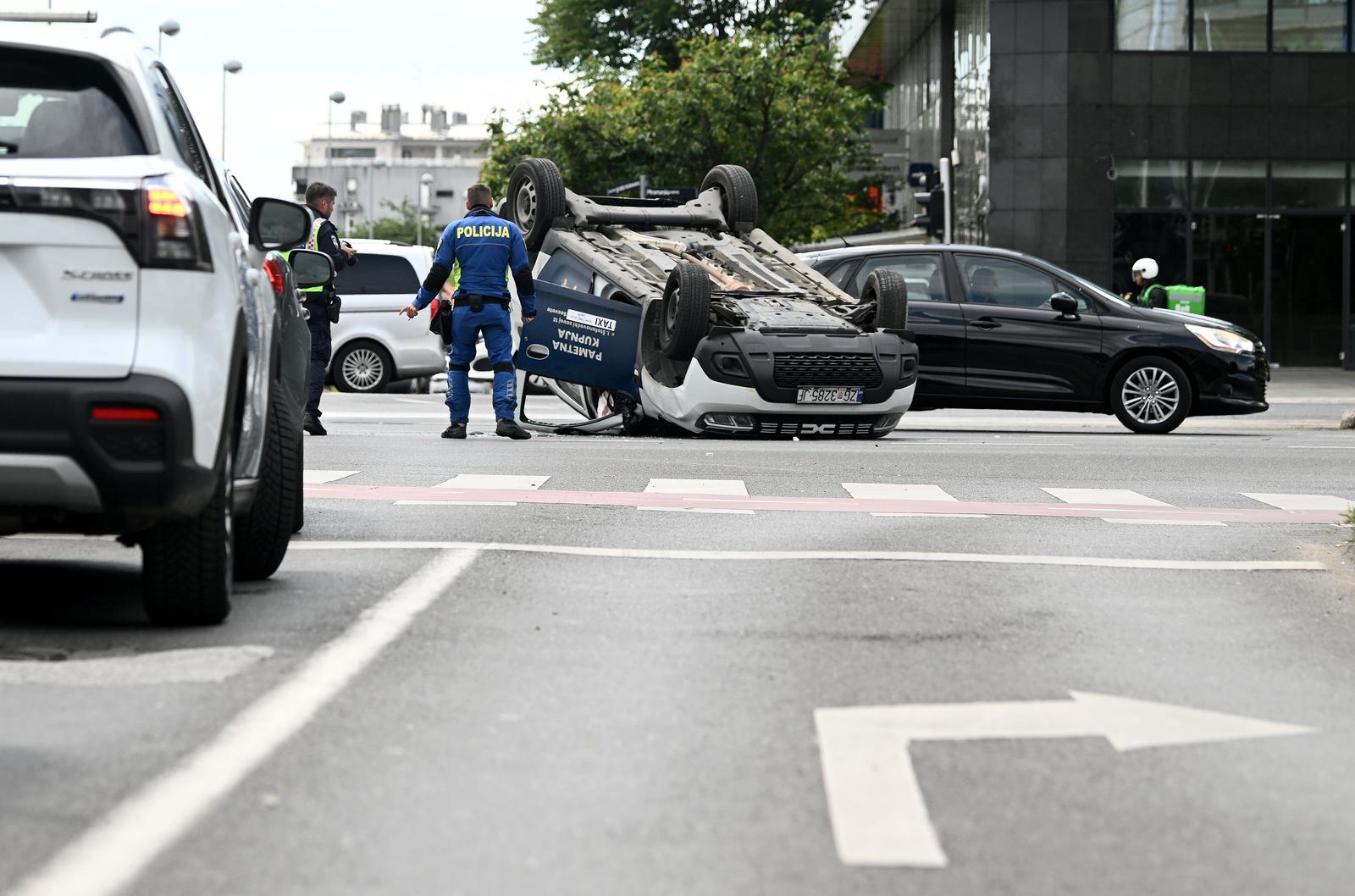 Zagreb: Prometna nesreća dva automobila, jedan  završio na krovu