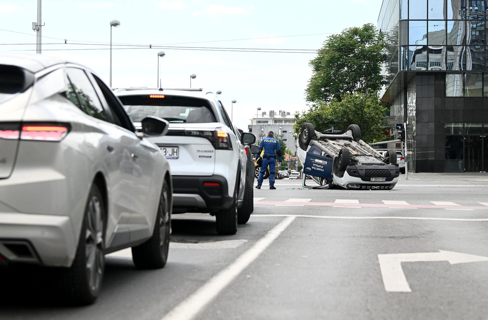 Zagreb: Prometna nesreća dva automobila, jedan  završio na krovu