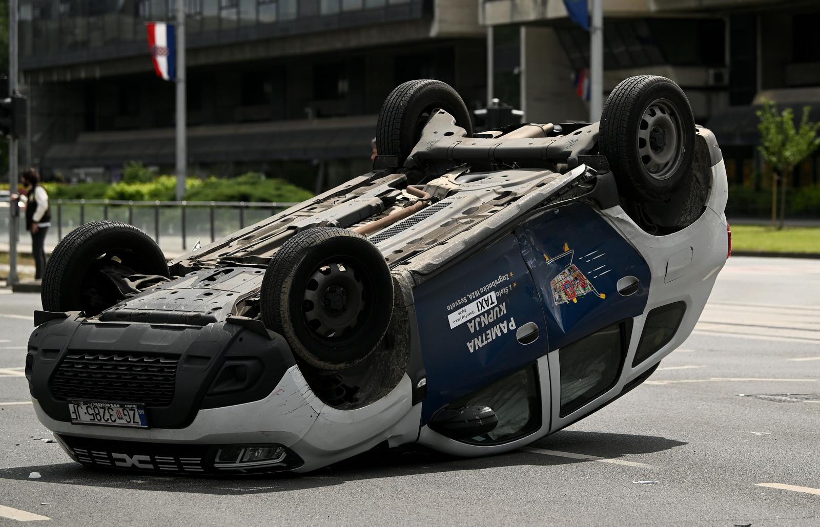 Zagreb: Prometna nesreća dva automobila, jedan  završio na krovu