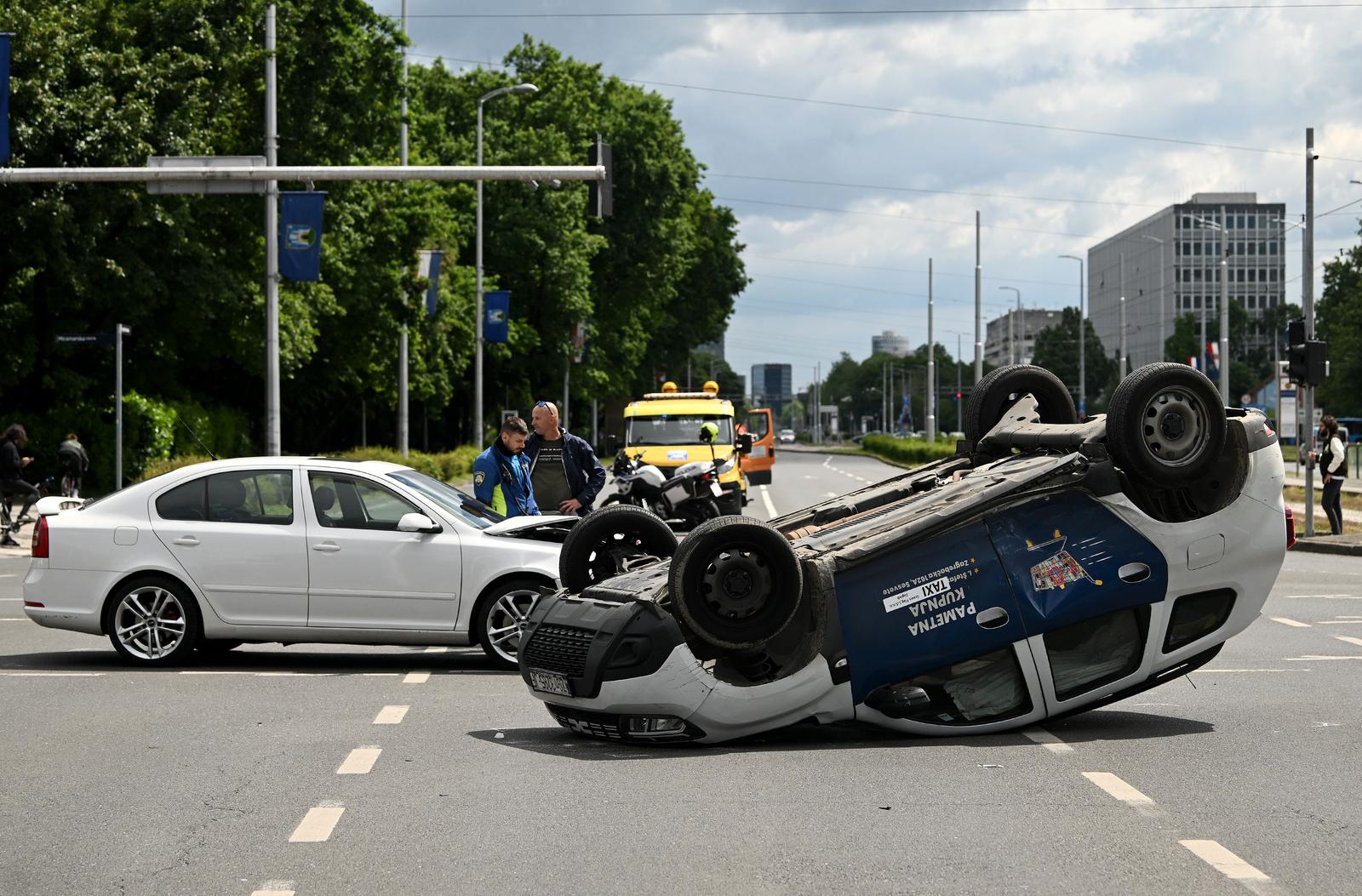 Zagreb: Prometna nesreća dva automobila, jedan  završio na krovu