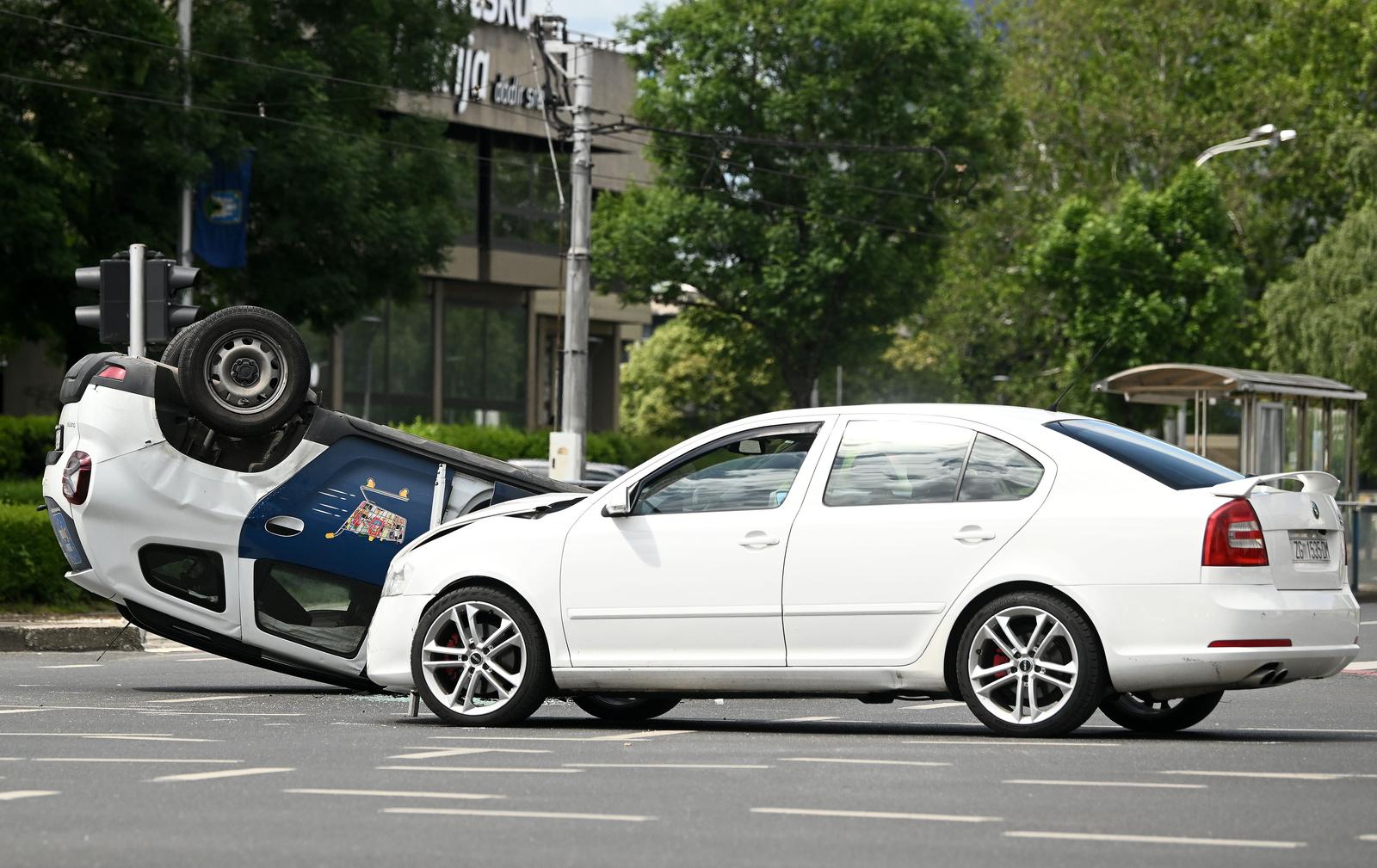Zagreb: Prometna nesreća dva automobila, jedan  završio na krovu