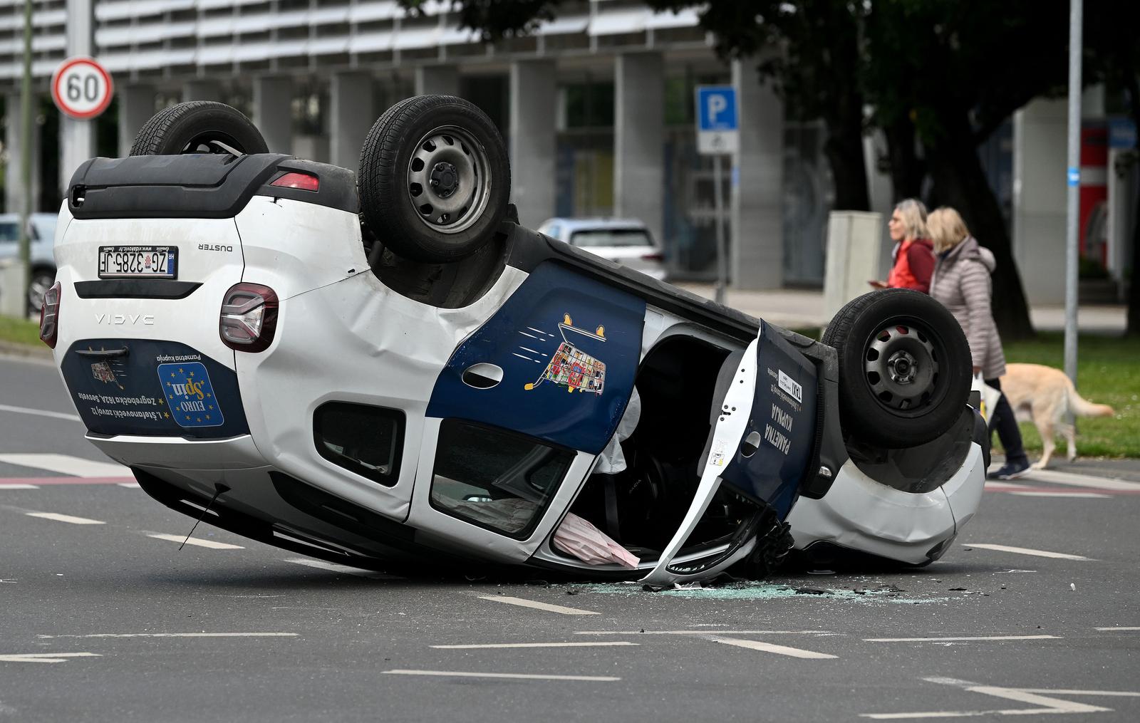 Zagreb: Prometna nesreća dva automobila, jedan  završio na krovu