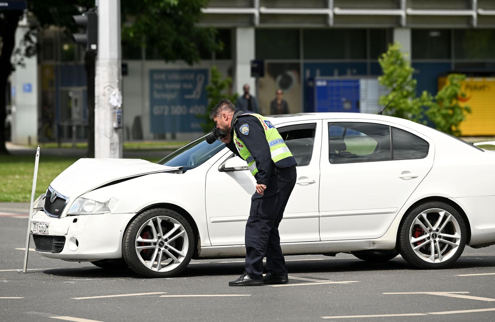 Zagreb: Prometna nesreća dva automobila, jedan  završio na krovu