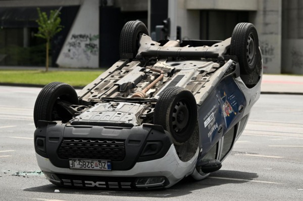 Zagreb: Prometna nesreća dva automobila, jedan  završio na krovu