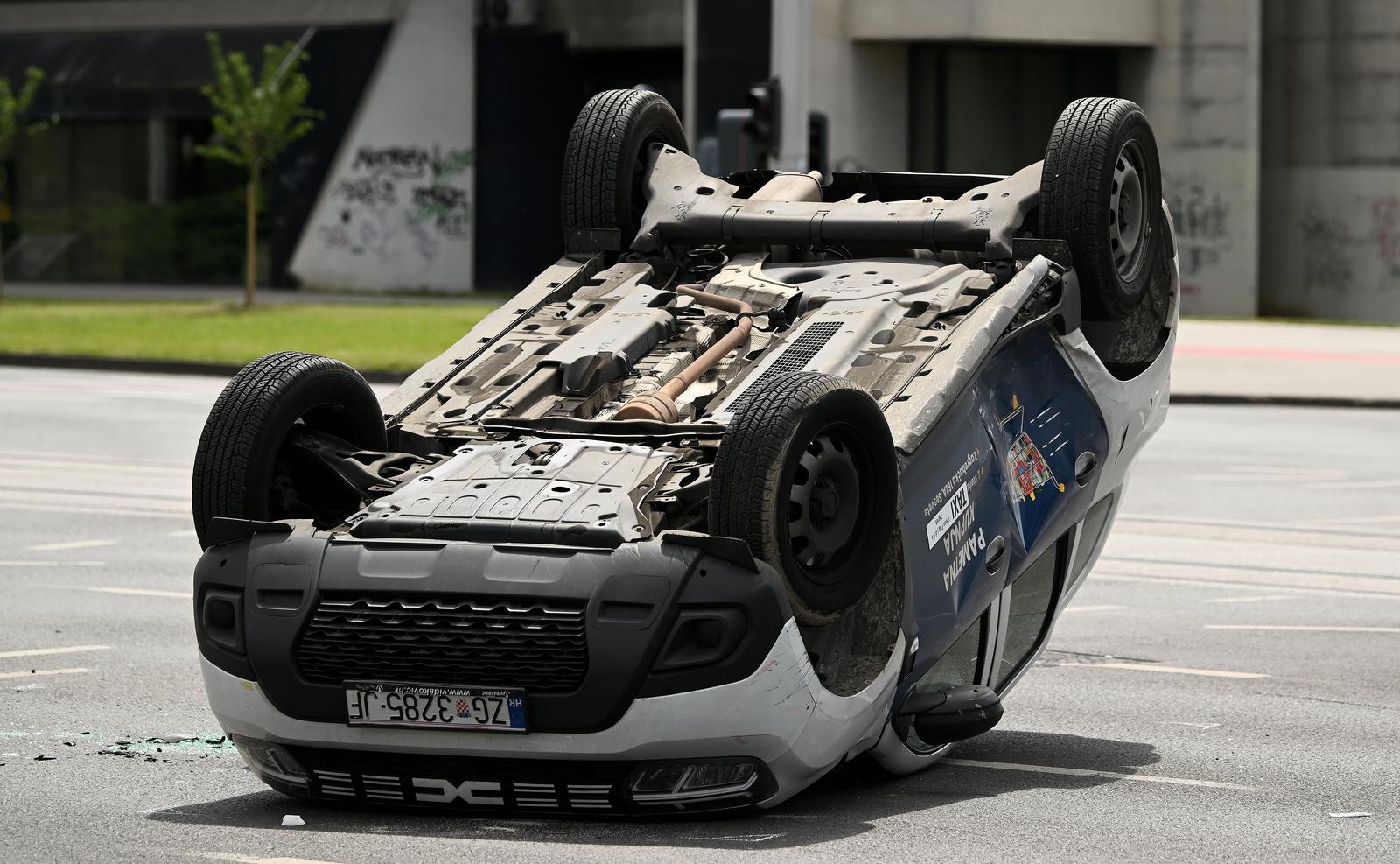 Zagreb: Prometna nesreća dva automobila, jedan  završio na krovu